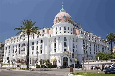 NICE HOTEL .